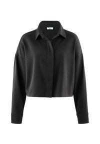 Chemise noire cropped en tissu lisse, avec un devant à boutons, un col classique et des manches longues avec des poignets.