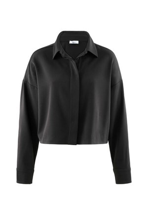 Chemise noire cropped en tissu lisse, avec un devant à boutons, un col classique et des manches longues avec des poignets.