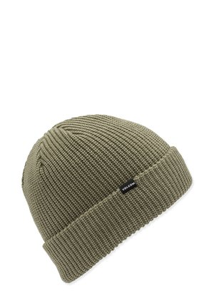 Bonnet en tricot vert olive avec un revers, présentant un motif texturé et une petite étiquette logo noire sur le côté.