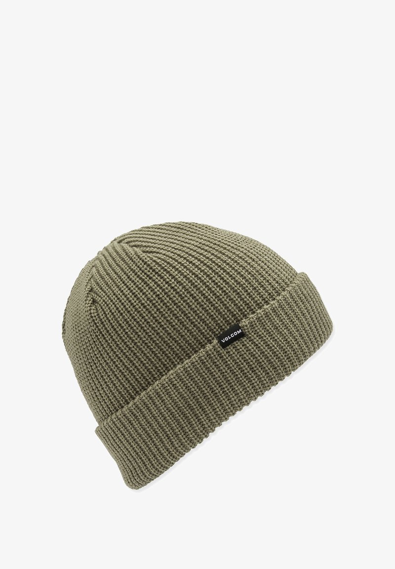 Olivengrüner Strickbeanie mit umgekrempeltem Bund, der ein strukturiertes Muster aufweist und ein kleines schwarzes Logotag an der Seite hat.