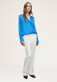 Motivi AD INCROCIO - Camicetta - bluette