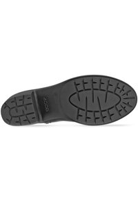 Suela de zapato de goma negra con un diseño de banda de rodadura para mayor agarre. Presenta un acabado liso con un logotipo en relieve cerca del talón. Diseño plano, sin talón.