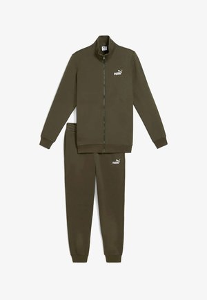 Tuta da ginnastica Puma verde oliva con giacca con zip e pantaloni jogger coordinati, entrambi con logo Puma bianco sul petto e sulla coscia.
