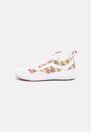 Weißer Vans-Sneaker mit mehrfarbigem, karierter Wellenmuster, roten Zuglaschen, weißen Schnürsenkeln und strukturierter weißer Sohle vor grauem Hintergrund.