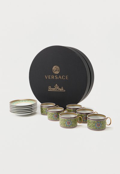 Έξι διακοσμητικά φλιτζάνια εσπρέσο σε πράσινο και χρυσό με αντίστοιχα πιάτα, δίπλα σε μια μαύρη στρογγυλή συσκευασία Versace Rosenthal.