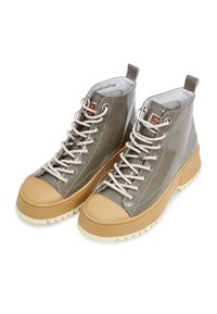 Wysokie trampki z błyszczącej szarej skóry lakierowanej, z beżowym gumowym noskiem, beżowymi sznurowadłami i teksturowaną podeszwą zapewniającą przyczepność.