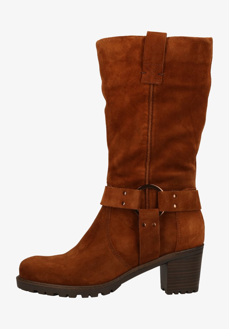 Bota alta hasta la rodilla de ante marrón con punta redondeada, detalle de hebilla lateral y tacón grueso texturizado. Superficie lisa con detalles de costuras.