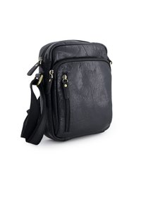 Černá kožená kabelka přes rameno s texturovaným povrchem, která má dvě přihrádky na zip a nastavitelný látkový popruh.