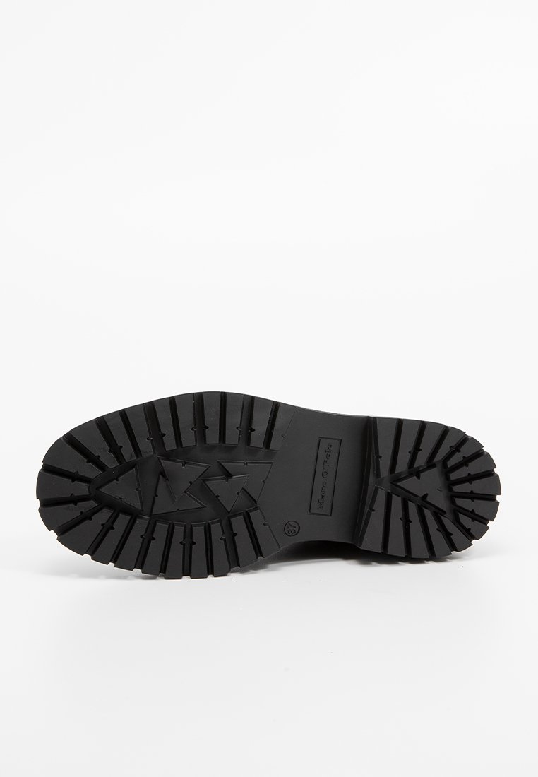 Schwarze Gummistiefelsohle mit tiefen Traktionsrillen und kantigen Mustern. Verfügt über ein rechteckiges Logo an der Seite und eine strukturierte Oberfläche.