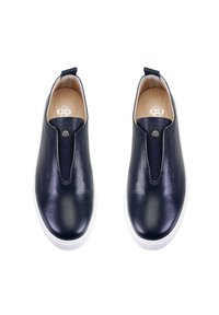Marine leren instap schoenen met een gestructureerde afwerking, elastische inzet en een witte rubberen zool. Voorzien van een kleine metalen accent aan de voorkant.