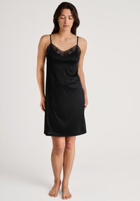 Vestito da notte in satin nero con bordo in pizzo lungo il colletto, dotato di sottili spalline regolabili e design al ginocchio. Tessuto morbido e liscio.