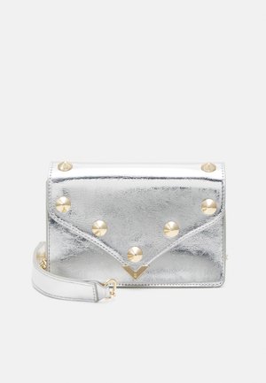 Zilveren faux leren handtas met gouden piramide studs, envelopontwerp en afneembare schouderriem. Gladde textuur met kreukfinish.