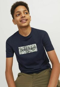 Jack & Jones Junior GEDRUCKT - T-shirt print - dunkelblau