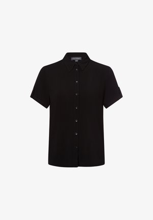 Schwarze kurzärmlige Button-Down-Bluse mit spitzem Kragen und hochgerollten Ärmeln, aus glattem Stoff mit einem dezenten Glanz.