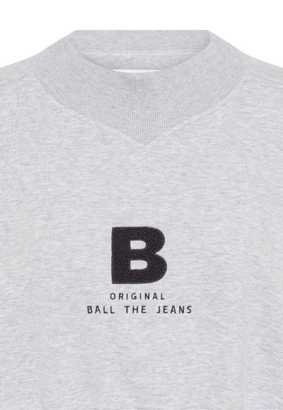 Sivý sveter s rebrovaným výstrihom do V a čierne vyšité písmeno "B" nad textom "ORIGINAL BALL THE JEANS" v čiernej farbe. Mäkko textúrovaný.