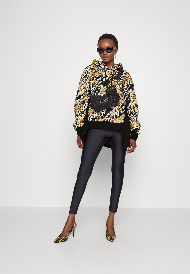 Damen Sweatshirts | Versace Jeans Couture FELPA GARZATA LOGO BRUSH COUTURE Kapuzenpullover black/schwarz - GR93539 Damen Sweatshirts | Versace Jeans Couture FELPA GARZATA LOGO BRUSH COUTURE Kapuzenpullover black/schwarz - GR93539