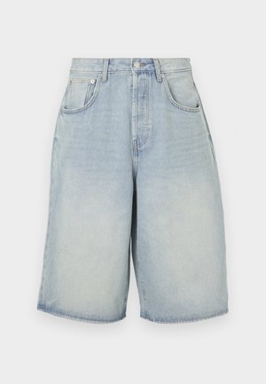 Világos kék farmer rövidnadrág, laza szabású, magas derékkal, öt zsebbel és egyenes szegéllyel. Enyhén fakó az elhasználódott megjelenésért.