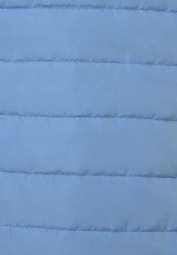 Helles blaues Puffermantel-Gewebe mit horizontalen Steppnähten, glatter Textur und Nahtakzenten. Keine zusätzlichen Muster oder Beschläge.