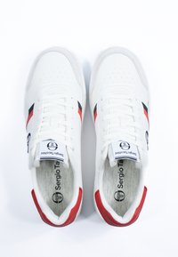 Scarpe da ginnastica bianche con accenti rossi e neri, parte superiore in materiale sintetico testurizzato, perforazioni e linguetta con logo, dotate di chiusura con lacci.