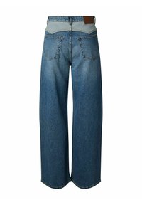 Jean en denim bleu à jambes larges avec deux poches arrière et un empiècement bleu plus clair à la taille sur fond blanc.