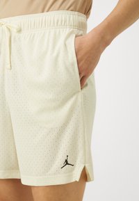 Jordan SHORT - Sport rövidnadrágok - coconut milk/black