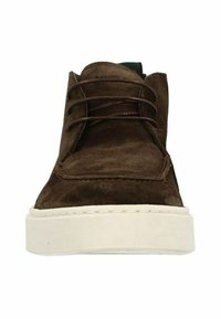 Brown suede low-top sneakers with white rubber sole, featuring front lace-up design and minimal stitching details.