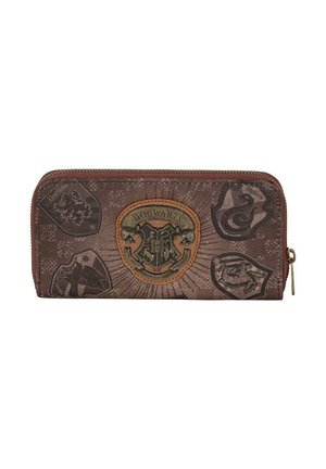 Cartera marrón con un emblema metálico de Hogwarts, varios logotipos de casas, diseño texturizado con cierre de cremallera y detalles en relieve.