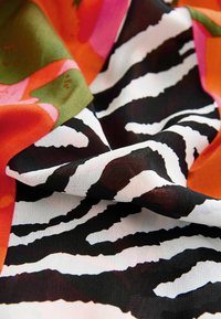 REGULAR FIT - SHORT SLEEVE CREW NECK SPLICED - Maksimekko - red orange floral with mono zebra print