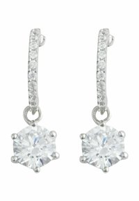 Silverhänge i form av stora ringar med två runda briljantslipade klara stenar, som var och en är placerad under en rad mindre klara stenar längs ringen.