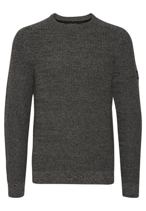 Tumši pelēks adīts džemperis, ar apaļu kakla izgriezumu, garām piedurknēm, struktūru rakstu, ribotiem piedurkņu un apakšmalas galiem, neliela logo detaļa uz kreisās piedurknes.