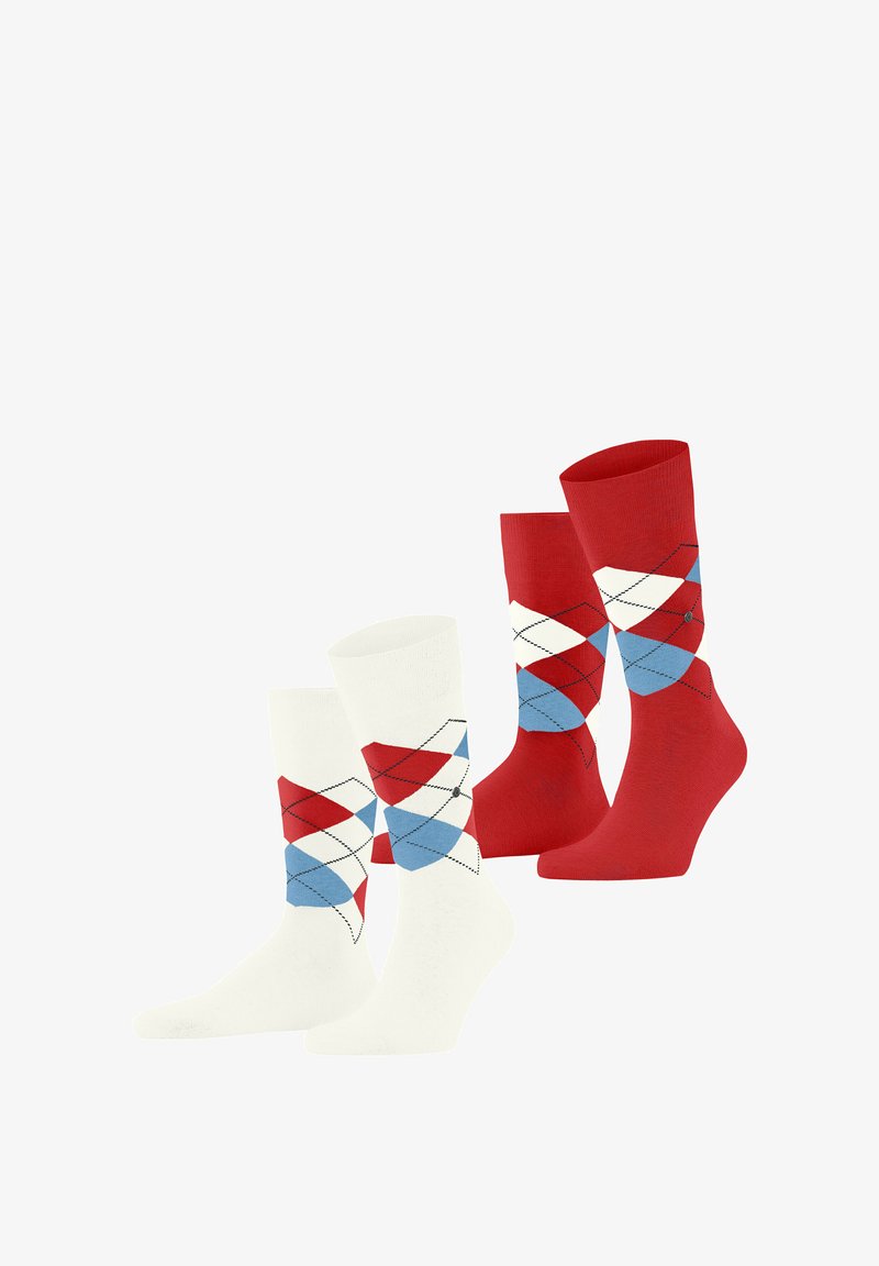 Chaussettes argyle rouges et blanches avec des accents bleus ; présentant un motif ludique et un tricot texturé. Deux paires de hauteurs différentes.