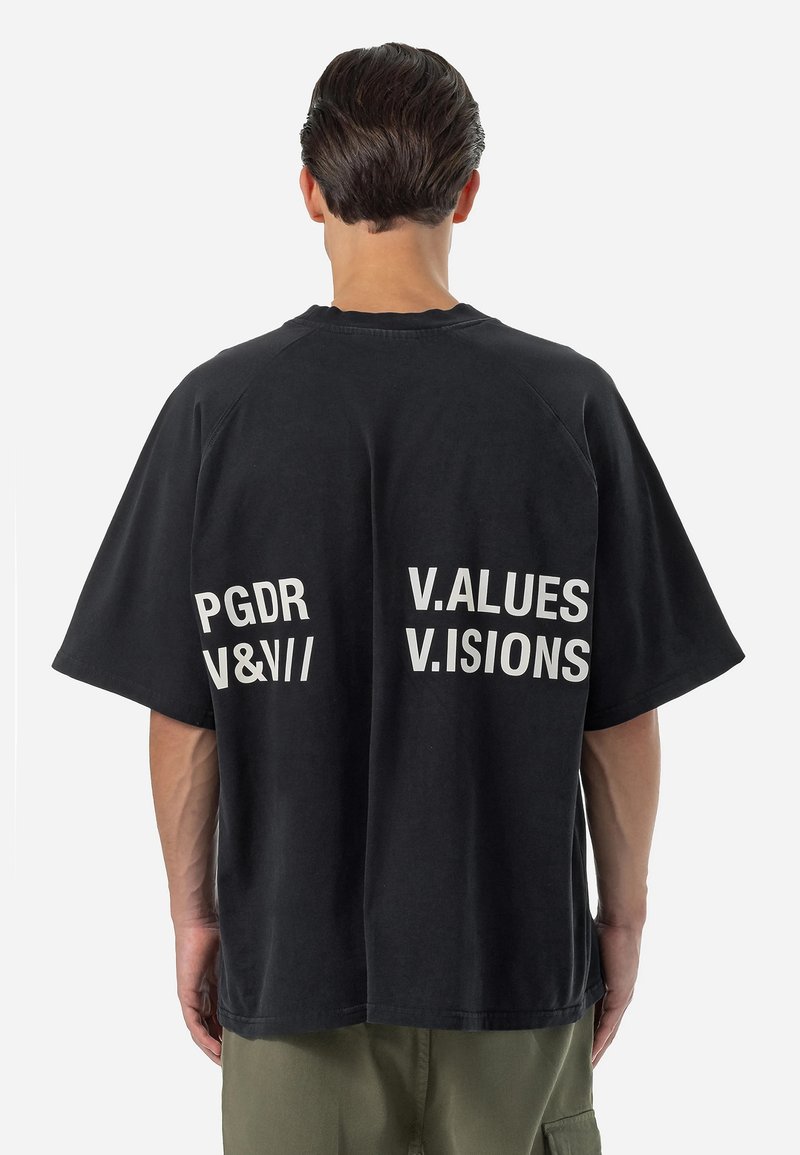 Melna pārāk liela T-krekls ar īsām piedurknēm, aizmugurē ar baltu tekstu: "PGDR V&// I, V.ALUES, V.ISIONS." Kokvilnas audums.