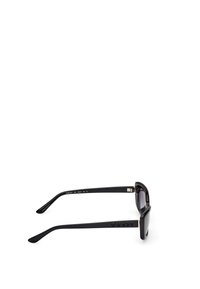 Gafas de sol negras con un marco rectangular, lentes oscuros y brazos texturizados con marca en relieve en un lado.