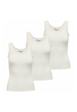 Drie witte geribbelde tanktops met kanten afwerking op de halslijn en schouders, naast elkaar gelegd op een witte achtergrond.