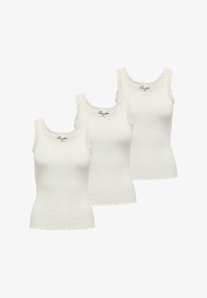 Drie witte geribbelde tanktops met kanten afwerking op de halslijn en schouders, naast elkaar gelegd op een witte achtergrond.