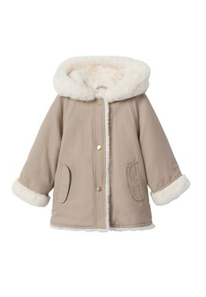 Manteau d'hiver beige avec doublure en fausse fourrure blanche sur la capuche, les poignets et l’intérieur, avec deux poches sur le devant et des boutons-pression dorés.