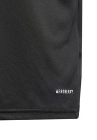 T-shirt sportif noir en tissu lisse. Caractéristiques d'un col rond et d'un logo blanc "AEROREADY" dans le coin inférieur droit.