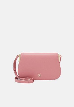 Roze leren crossbodytas met verstelbare riem, gouden beslag en een klein geperst logo op het middenvoor.