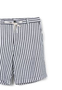 Pantaloni da bagno a strisce in blu navy e bianco, realizzati in tessuto leggero, dotati di vita regolabile con cordoncino, chiusura a bottone e vestibilità comoda.