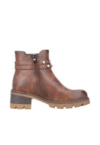Bottine en simili cuir marron avec une fermeture éclair latérale, des sangles décoratives et des clous argentés. Talon large avec une semelle texturée.