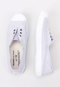 Sneakers in tela lilla con punta in gomma bianca, occhielli in metallo e suola in gomma bianca testurizzata. Design flessibile e senza lacci.