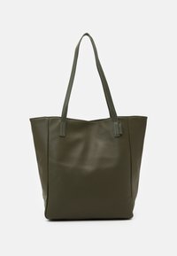 Sac fourre-tout en cuir olive avec une texture lisse, deux longues poignées et un design à ouverture supérieure, offrant un intérieur spacieux.