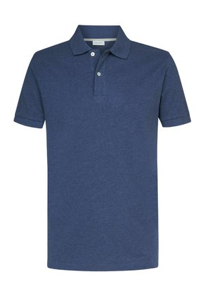 Polo bleu marine en tissu doux, avec un col, une patte de boutonnage à trois boutons et des manches courtes. Coupe classique avec des détails minimalistes.