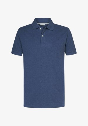 Polo azul marino hecho de tela suave, con cuello, tapeta de tres botones y mangas cortas. Corte clásico con detalles mínimos.