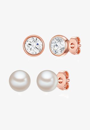 Divas pārī auskari: viens ar caurspīdīgiem apļveida kristāliem rozā zeltījumā, un otrs ar apaļām baltām pērļu, arī rozā zeltījumā.