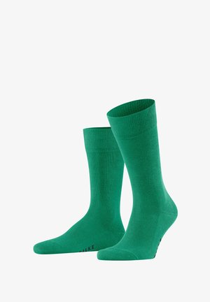 Grüne Baumwollsocken mit einem gerippten Design, knöchellang und glatter Textur. Enthält dezente Markenkennzeichnung im Bereich der Zehen.