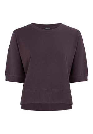 T-shirt à manches courtes violet en tissu doux et léger, avec une coupe décontractée, un col rond et un ourlet arrière légèrement plus long.