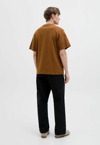 Jack & Jones JJEURBAN EDGE TEE NOOS - T-shirts basic - monks robe
