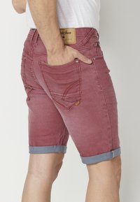 Koroshi BERMUDA STRETCH REGULAR COLORS BERMUDA STRET - Kratke hlače od trapera - granate