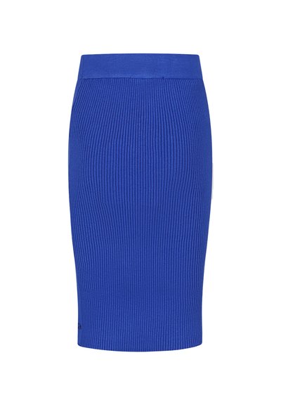 Blauwe geribbelde gebreide rok met een getailleerd silhouet, elastische tailleband en knielange snit; gladde textuur en verticale patroon.